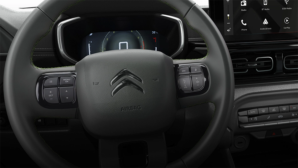 Conecte-se ao seu Citroën C3 e tenha tudo o que precisa ao alcance das mãos Painel do Citroën C3 mostrando o volante com comandos, Central Multimídia, ar-condicionado e porta-copos. Tudo em preto, com detalhes cromados.