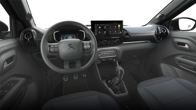 Painel do Citroën C3 mostrando o volante com comandos, Central Multimídia, ar-condicionado e porta-copos. Tudo em preto, com detalhes cromados.