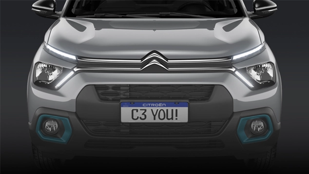 Foco em uma das lanternas do Citroën C3 XTR e no badge ”XTR” logo ao lado.