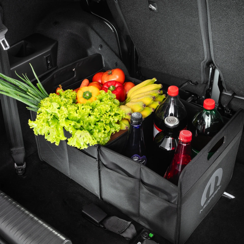 Porta-malas do Citroën C3 com bolsa organizadora Mopar com legumes, frutas e garrafas dispostos em divisórias internas que facilitam suas idas ao mercado.