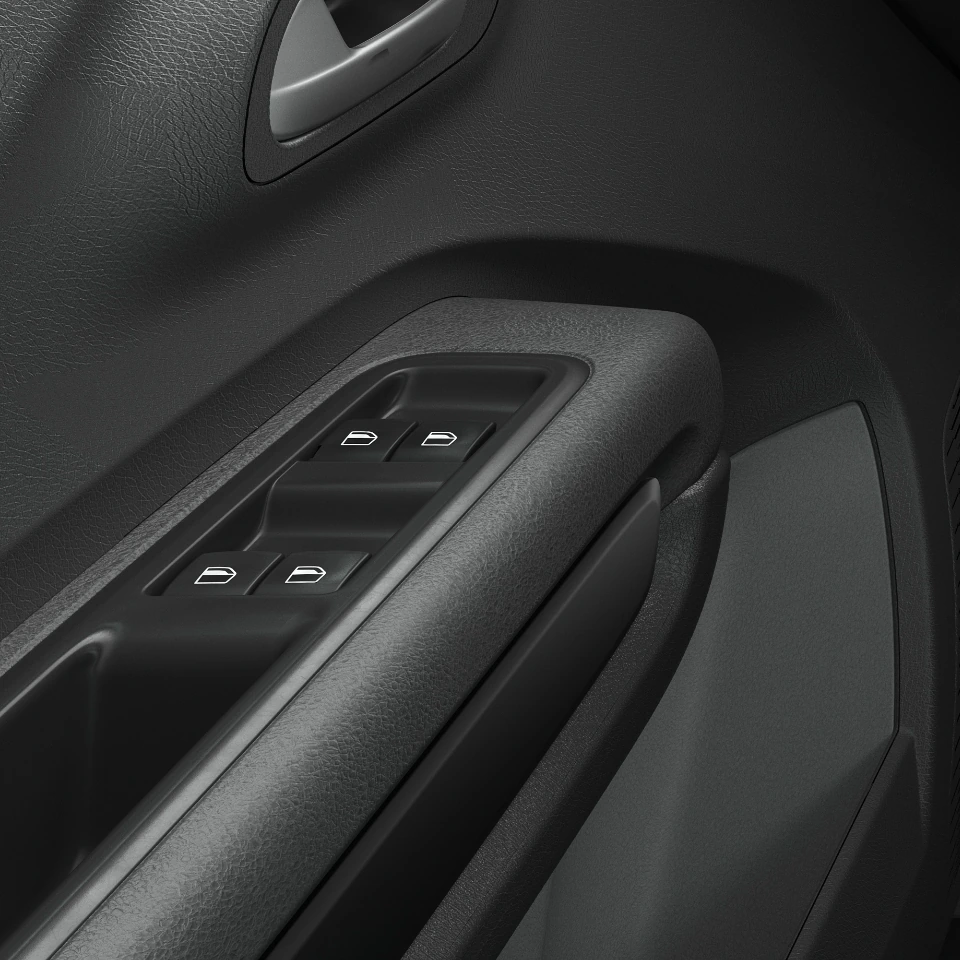 A mão de uma pessoa segura a porta do motorista pelo lado de dentro, com foco nos botões dos 4 vidros elétricos do Citroën C3.