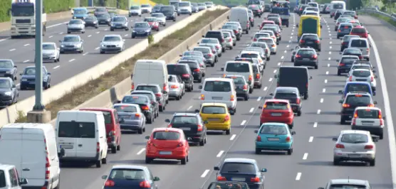 Imagem de uma rodovia repleta de carro nas quatro pistas, indicando trânsito intenso&nbsp;